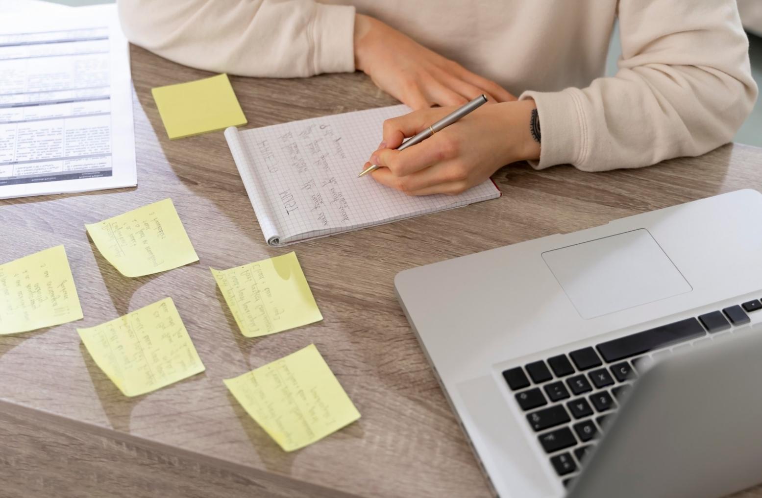 Collaborative learning environment with finance professionals discussing communication strategies